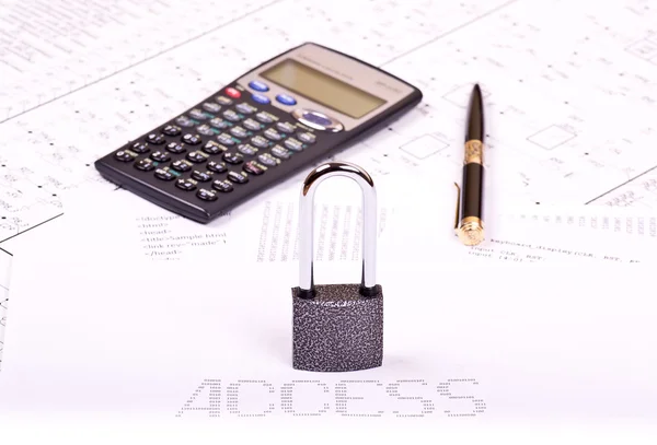 Hangslot, pen, rekenmachine en inscriptie toegang — Stockfoto