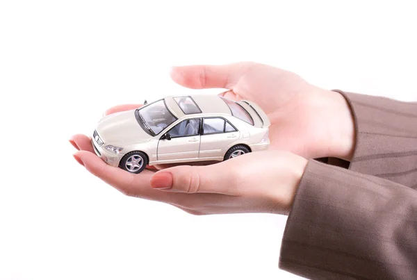 Руки, держащие модель автомобиля — стоковое фото