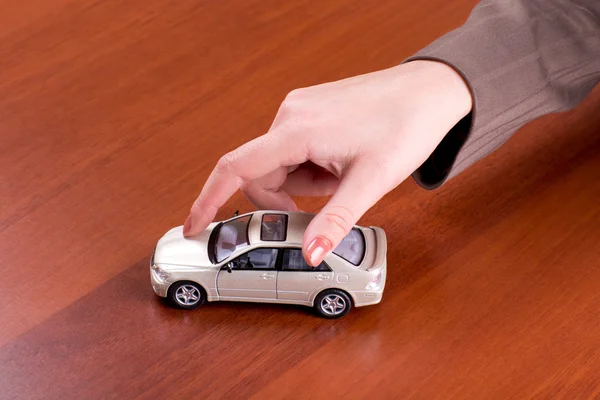 Mão segurando o modelo de carro — Fotografia de Stock