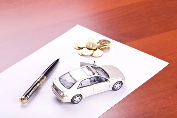 Carro, caneta, moedas — Fotografia de Stock