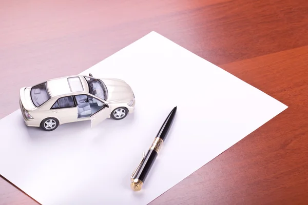 Автомобиль и ручка — стоковое фото