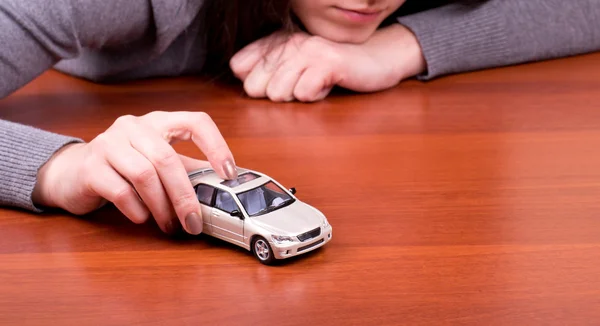 Femme et voiture — Photo