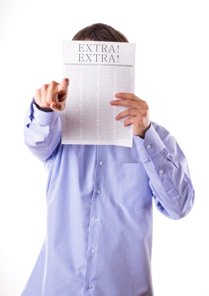 Homem lendo um jornal com inscrição EXTRA ! — Fotografia de Stock