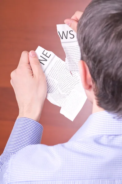 Mannen slet tidningen — Stockfoto