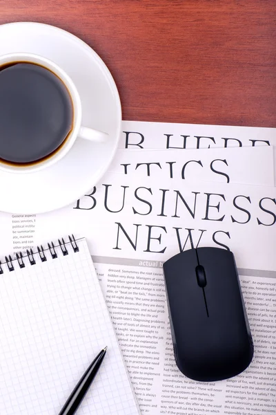 Jornal de negócios, caderno, mouse e xícara de café — Fotografia de Stock