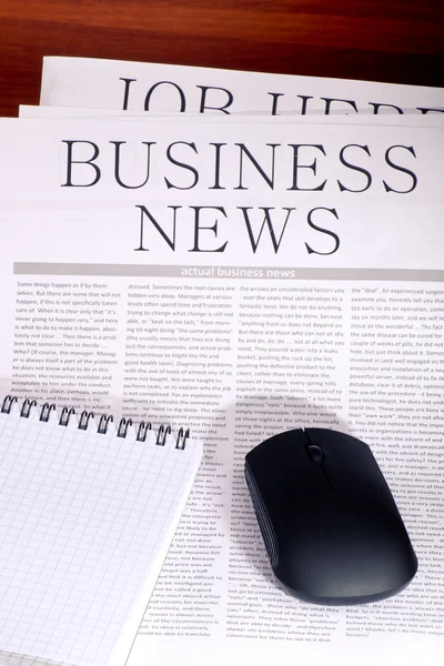 Periódico de negocios, cuaderno y ratón — Foto de Stock