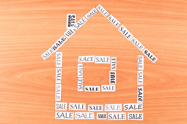 Hus gjort?? papper med inskriptionen försäljning — Stockfoto