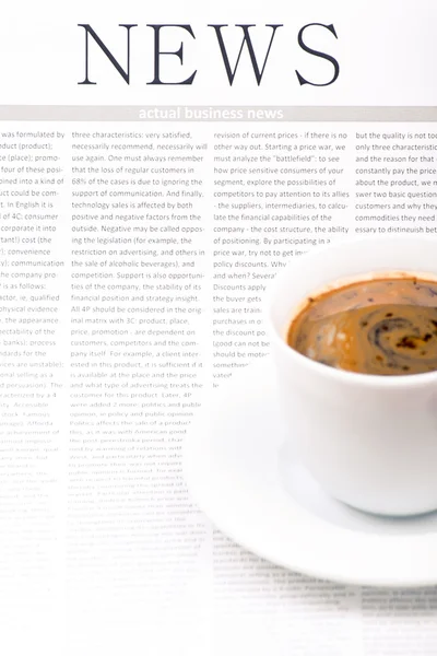 Zeitung und eine Tasse Kaffee — Stockfoto