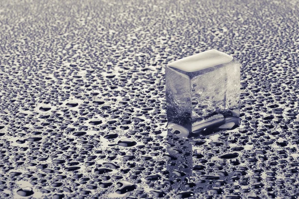 Sepotong es dalam tetesan air — Stok Foto
