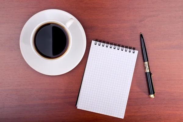 Xícara de café, caderno e caneta — Fotografia de Stock