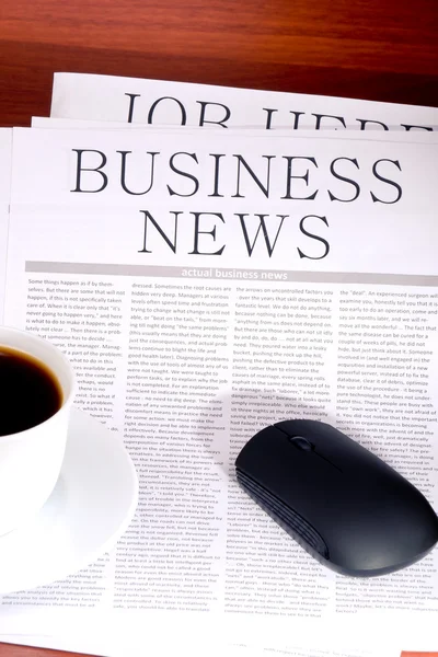 商业报纸，喝杯咖啡和鼠标 — 图库照片