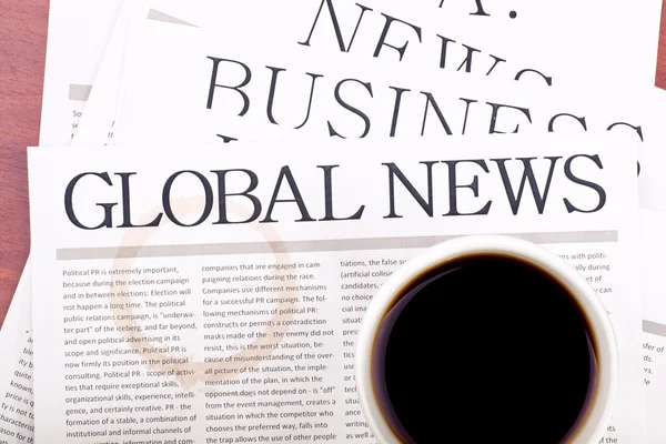 Glodal noticias y taza de café — Foto de Stock