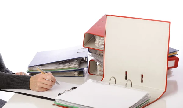 Vrouw hand pen - pile van mappen met oude documenten - geïsoleerd — Stockfoto