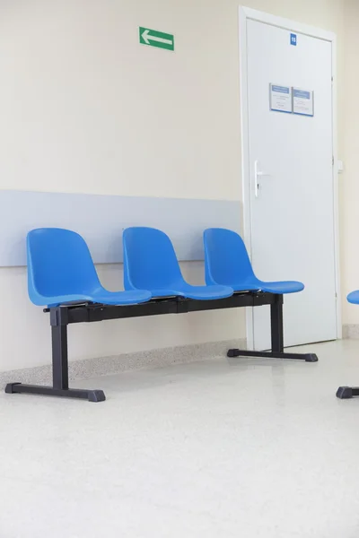 Sala de espera cadeiras azuis no chão — Fotografia de Stock