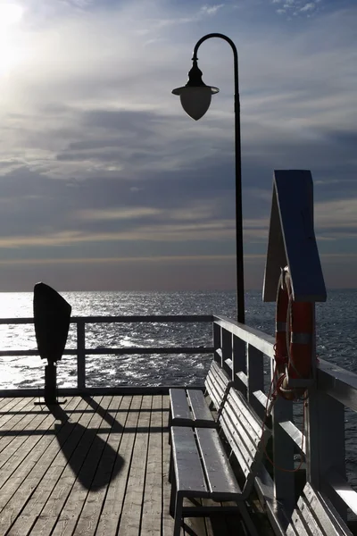 Sonne und Himmel am Pier — Stockfoto