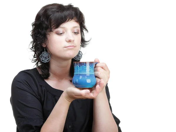 Femme tenant une tasse bleue, isolée — Photo