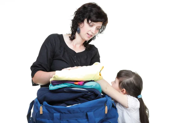 Mulher e filha mão apertada cheia de roupas e bolsa de ombro — Fotografia de Stock