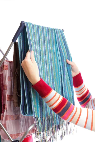 Kleding droger en vrouw hand geïsoleerd op wit — Stockfoto