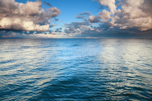 Голубое морское небо, буря, буря — стоковое фото