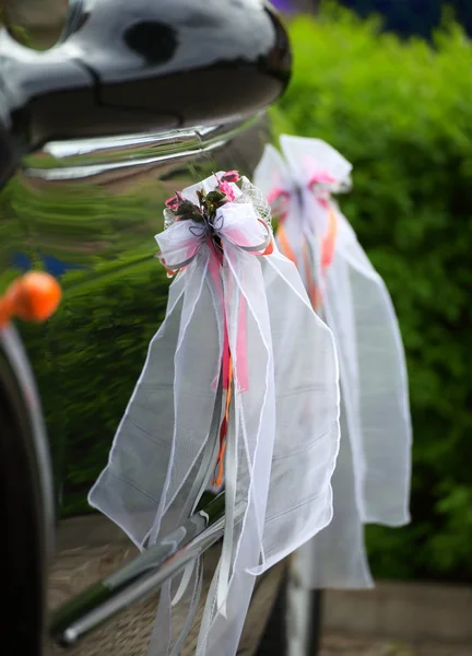 Elegantní auto pro svatební oslavu — Stock fotografie
