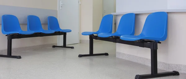 Wartezimmer blaue Stühle auf dem Boden — Stockfoto