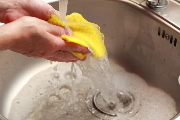 Tuch unter fließendem Wasser — Stockfoto