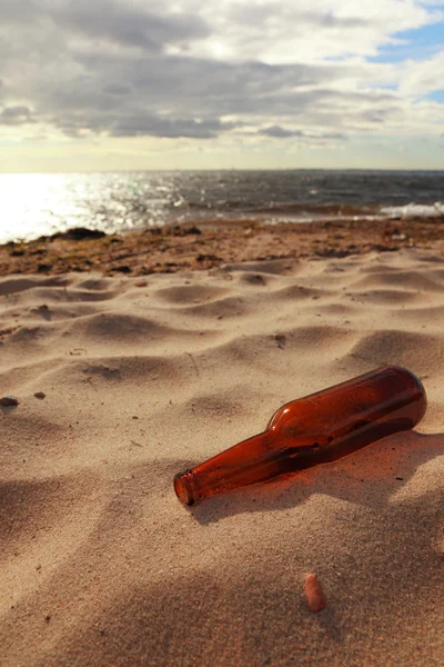 Butelka na plaży — Zdjęcie stockowe