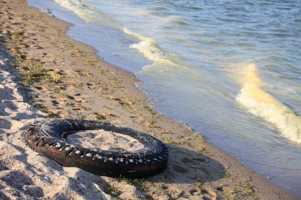 Tire on a beach — Stock Photo, Image