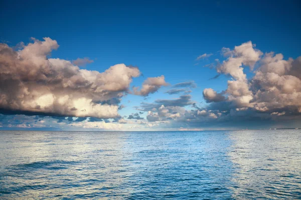 Niebieski niebo ocean, burza, burza — Zdjęcie stockowe