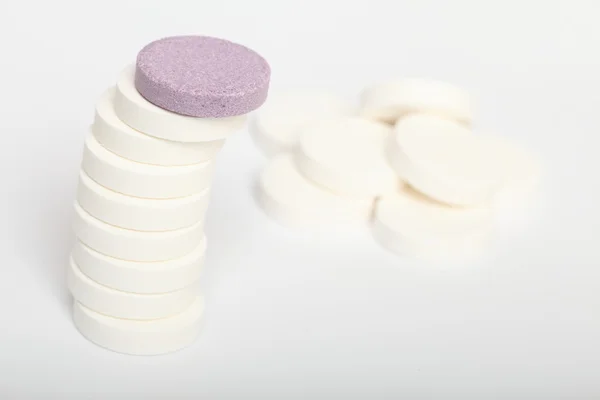 Белые большие таблетки — стоковое фото