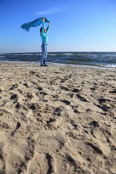 女性とショール海岸します。 — ストック写真