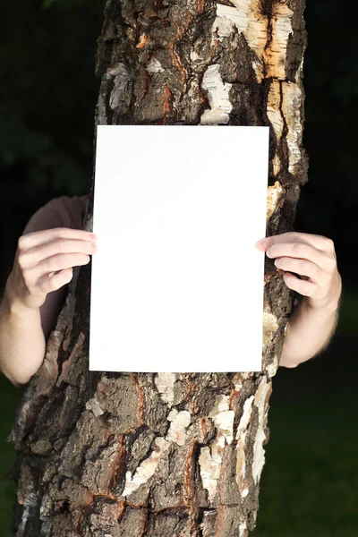Женщина с чистой бумагой на открытом воздухе — стоковое фото