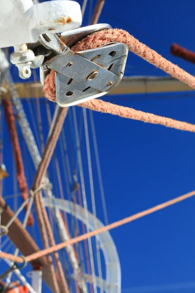 Wires, rope detail, rigging of boat — Stock Photo, Image