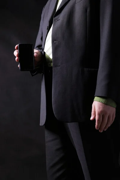 Mężczyzna w czarnej koszuli i krawata — Zdjęcie stockowe