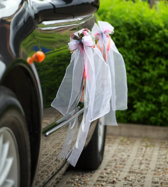 Düğün kutlamaları için şık bir araba — Stok fotoğraf