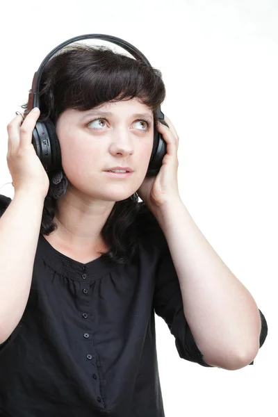Wanita mendengarkan musik di headphone — Stok Foto