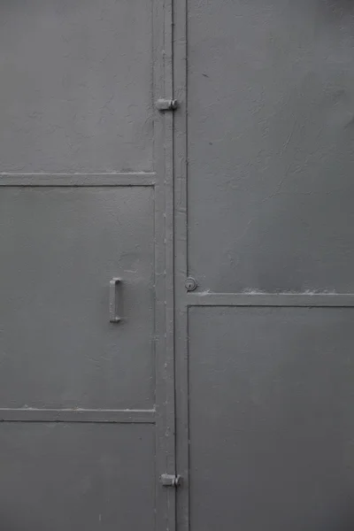 Грунтовая металлическая дверь — стоковое фото