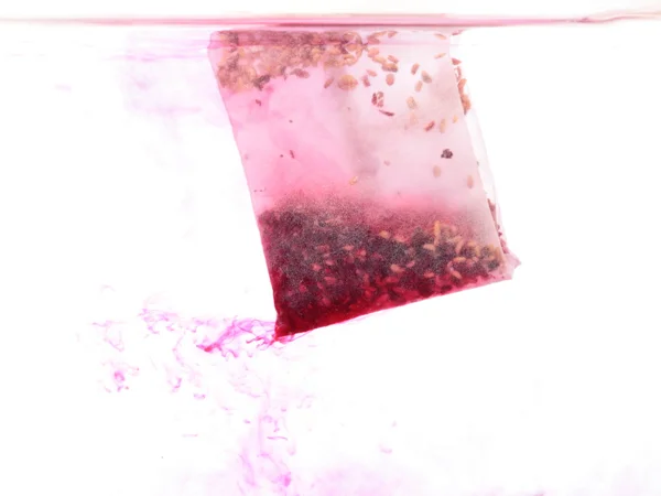 Teabag rosso in acqua calda — Foto Stock