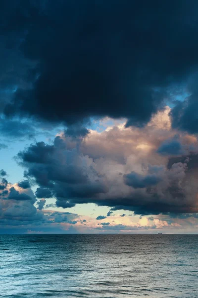 Langit laut biru, badai, badai — Stok Foto