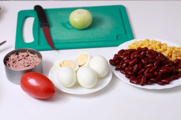 Voorbereiding van de ui in de keuken — Stockfoto