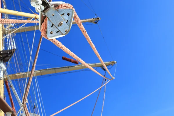 Wires, rope detail, rigging of boat — Stock Photo, Image