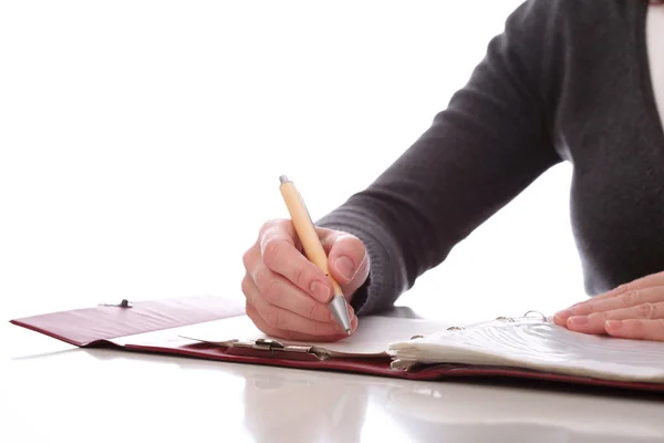 Женщина пишет ручкой на бумаге. Изолированный на белом фоне — стоковое фото