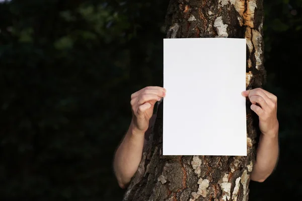 屋外空白の紙を持つ女性 — ストック写真