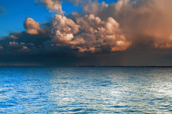 Голубое морское небо, буря, буря — стоковое фото