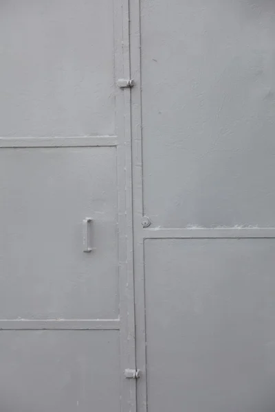 Грунтовая металлическая дверь — стоковое фото