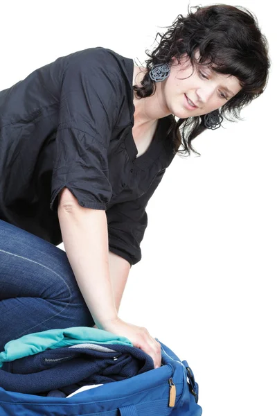 Женщина переполнена одеждой и плечевой сумкой изолированы — стоковое фото