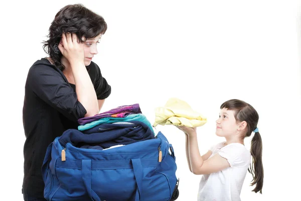 Mujer e hija repletas de ropa y bolso de hombro — Foto de Stock
