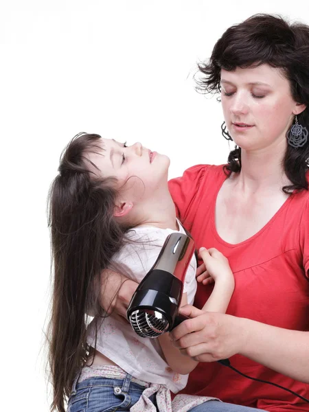 Жінка і дочка Маленька дівчинка сушить волосся ізольовано — стокове фото