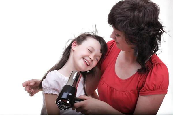 Žena a dcera malá holčička vysušuje vlasy izolované — Stock fotografie
