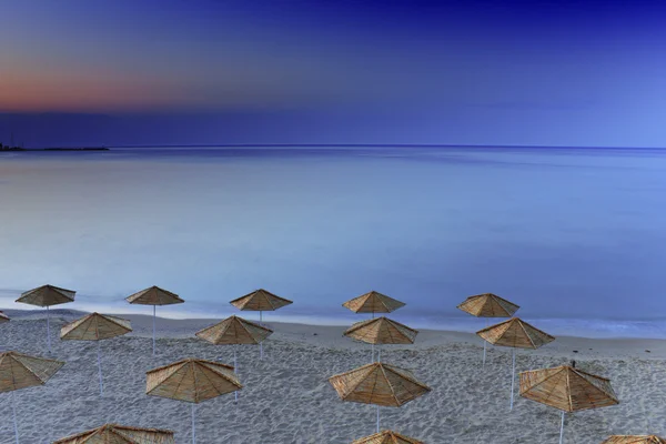 Sonnenschirme am Strand — Stockfoto